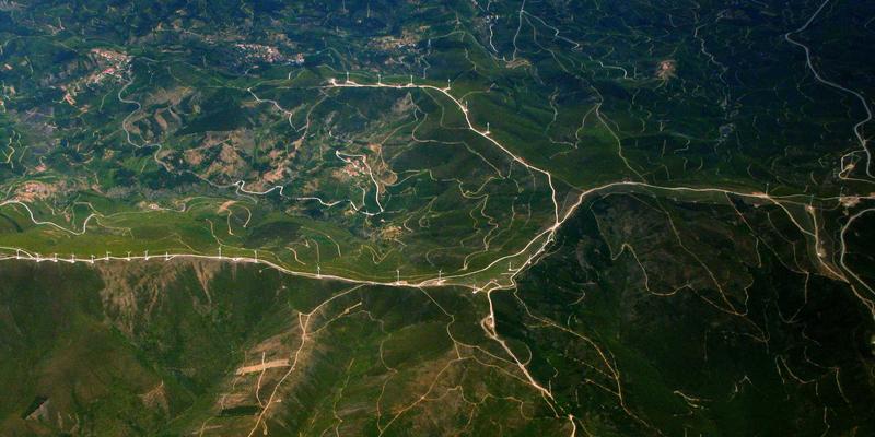 从李白到现代诗：跨越千年的浪漫主义精神与诗词对话