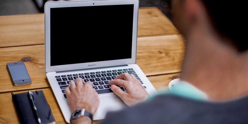 千年月光照诗心：中国古典诗词中月亮意象的深层解码